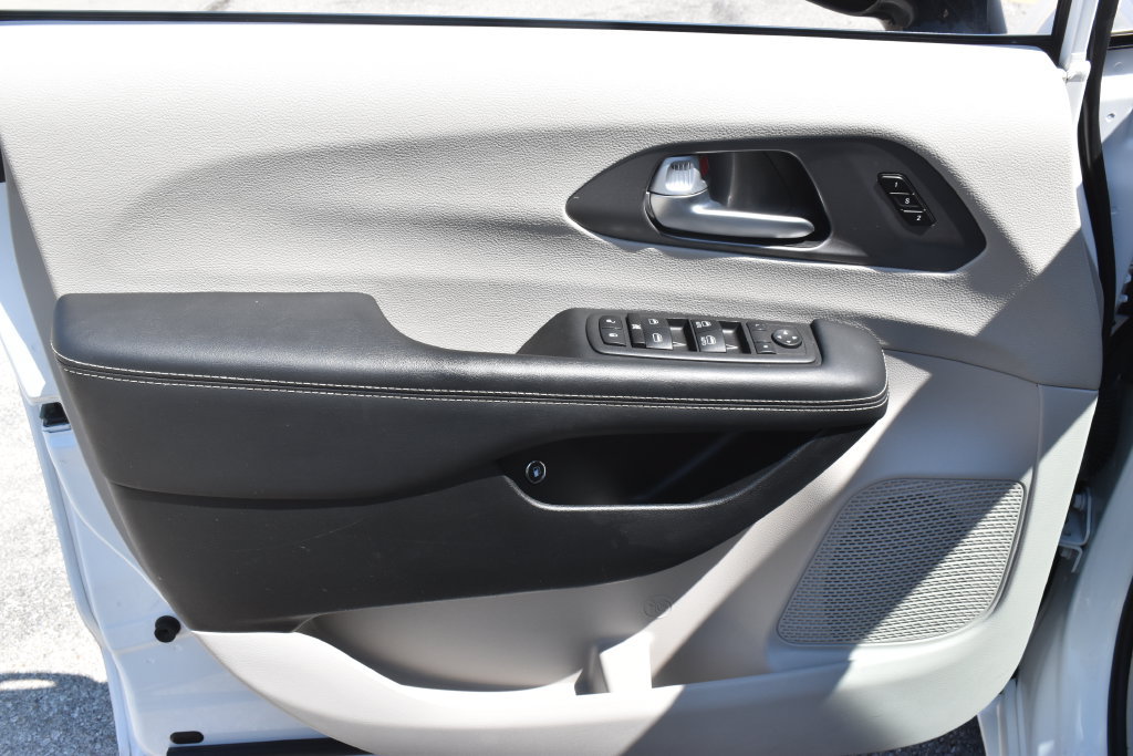 Used 2024 Chrysler Pacifica Limited FWD image 19