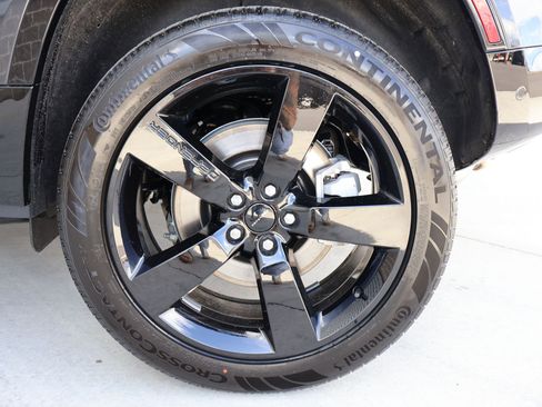 New 2026 Land Rover Defender 110 X-Dynamic SE image 19