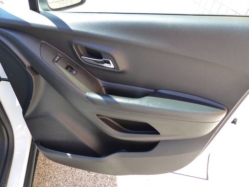 Used 2022 Chevrolet Trax LS w/ Tint and Cruise Package image 27