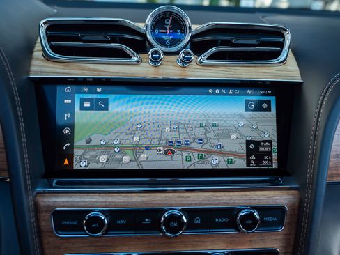 Used 2023 Bentley Bentayga image 35