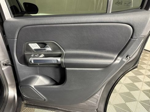 Used 2022 Mercedes-Benz GLB 250 4MATIC image 37