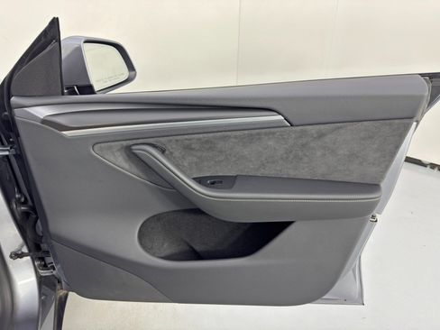 Used 2025 Tesla Model Y Long Range image 43