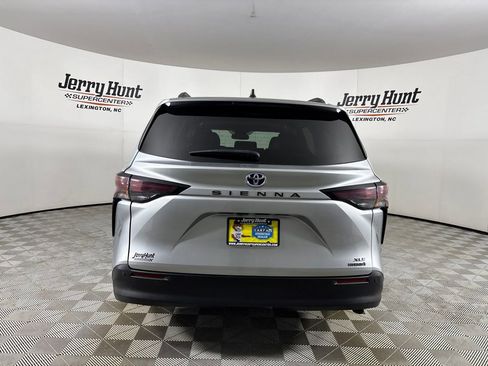 Used 2024 Toyota Sienna XLE FWD image 5