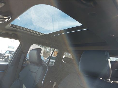 New 2024 Jeep Grand Cherokee Overland w/ Luxury Tech Group IV image 18