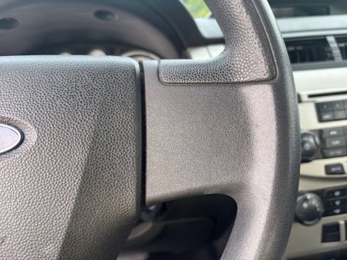 Used 2008 Ford Focus Sedan FWD image 17