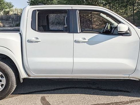 Used 2024 Nissan Frontier SV AWD/4WD image 2