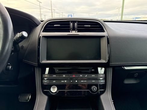 Used 2019 Jaguar F-PACE S AWD/4WD image 22