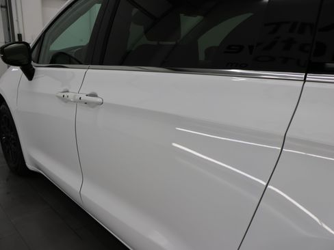 Used 2024 Chrysler Pacifica Touring-L FWD image 32
