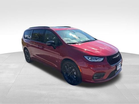 New 2026 Chrysler Pacifica Limited w/ Uconnect Theater Family Group image 7