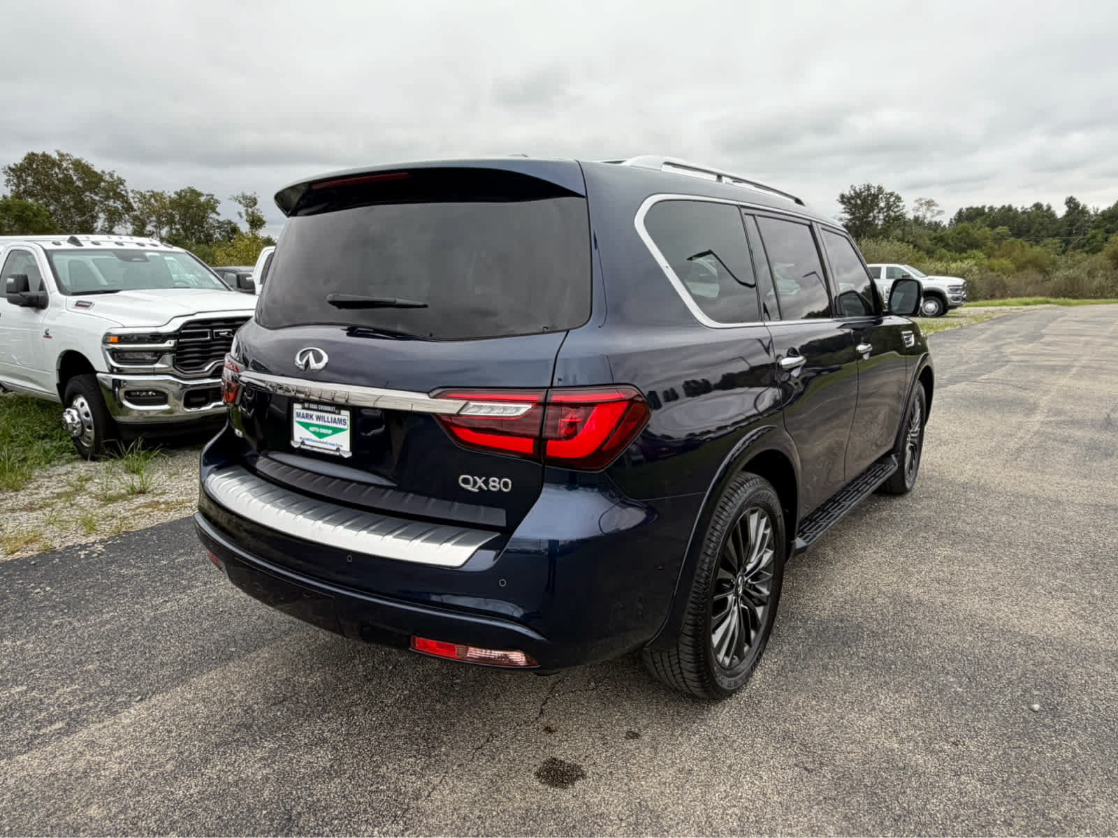 Used 2024 INFINITI QX80 Sensory AWD/4WD image 3