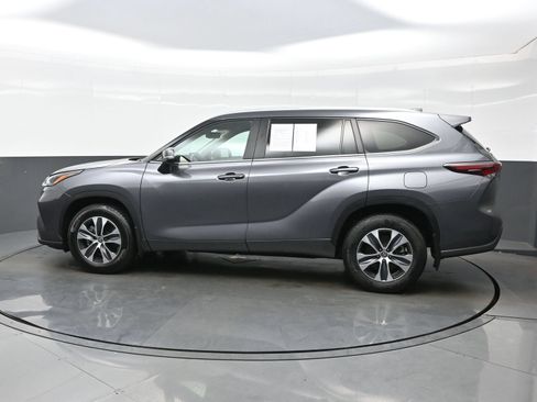Used 2024 Toyota Highlander XLE AWD/4WD image 3