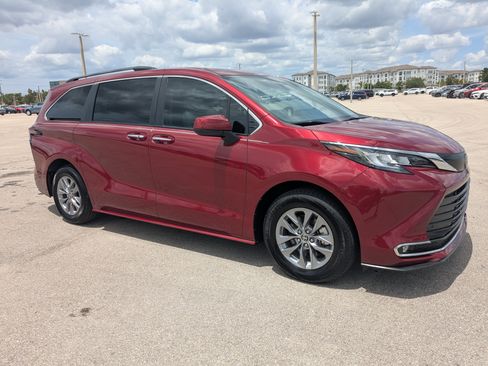 Used 2022 Toyota Sienna XLE FWD image 2