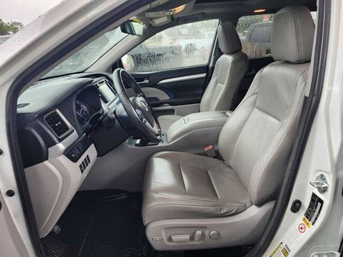Used 2018 Toyota Highlander XLE AWD/4WD image 11