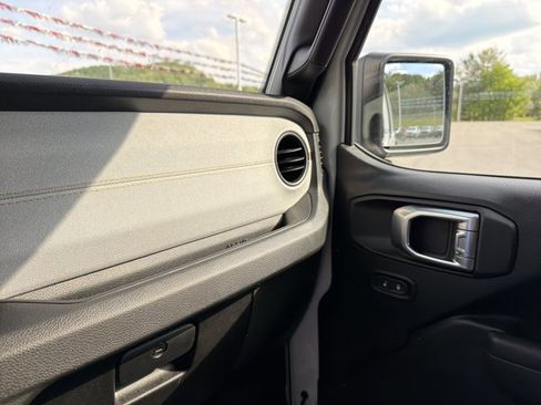 Used 2024 Jeep Gladiator Sport AWD/4WD image 23