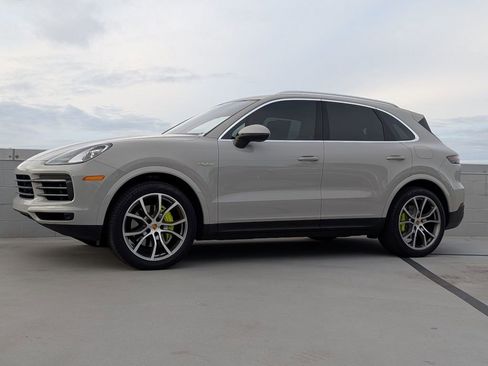 Used 2022 Porsche Cayenne E-Hybrid image 2