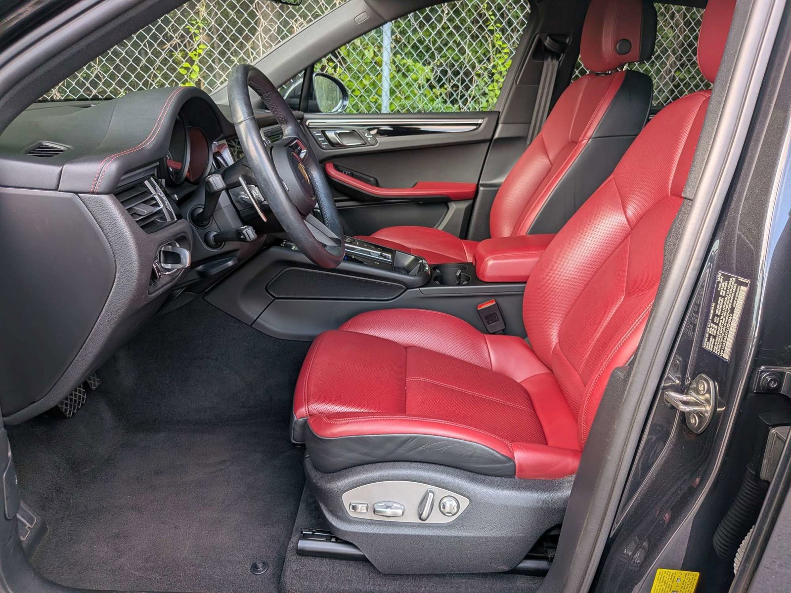 Used 2023 Porsche Macan AWD/4WD image 18