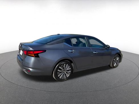 Used 2025 Nissan Altima 2.5 SV FWD image 14