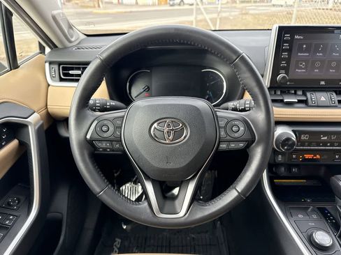 Used 2019 Toyota RAV4 Limited image 16
