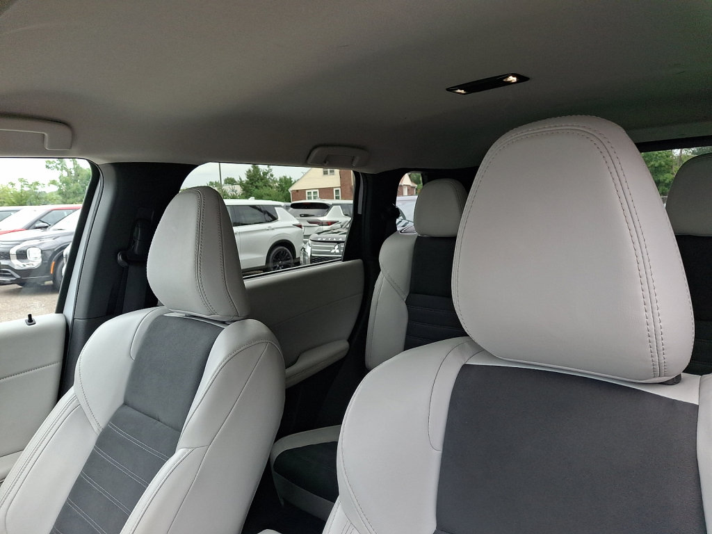 Used 2025 Mitsubishi Outlander SE AWD/4WD image 24