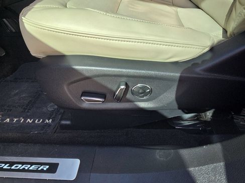 Used 2016 Ford Explorer Platinum AWD/4WD image 18