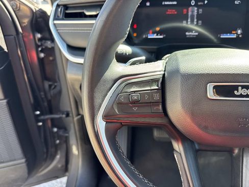 Used 2024 Jeep Grand Cherokee Laredo image 23