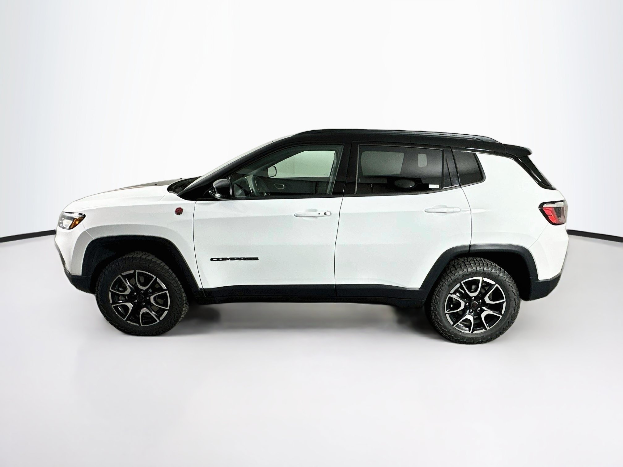 Used 2025 Jeep Compass Trailhawk AWD/4WD image 4