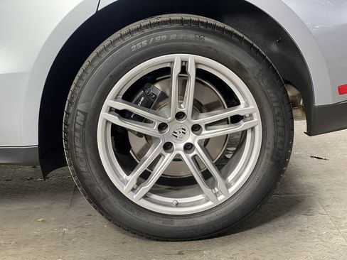 Certified 2025 Porsche Macan image 12