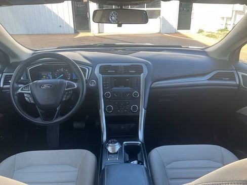 Used 2018 Ford Fusion S image 3