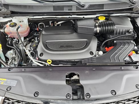 Used 2024 Chrysler Pacifica Touring-L image 29