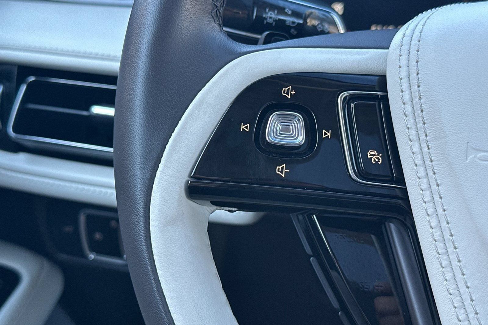 Used 2024 Lincoln Aviator Black Label AWD/4WD image 32