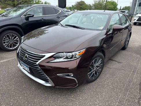 Used 2017 Lexus ES 350 w/ Luxury Package FWD image 4