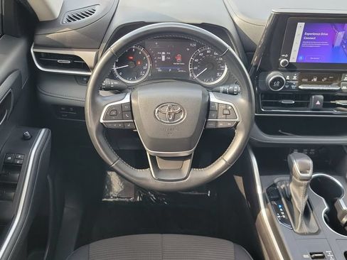 Used 2023 Toyota Highlander LE FWD image 12