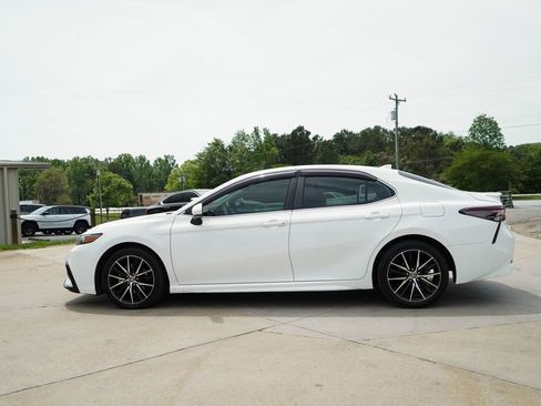 Used 2021 Toyota Camry SE image 18