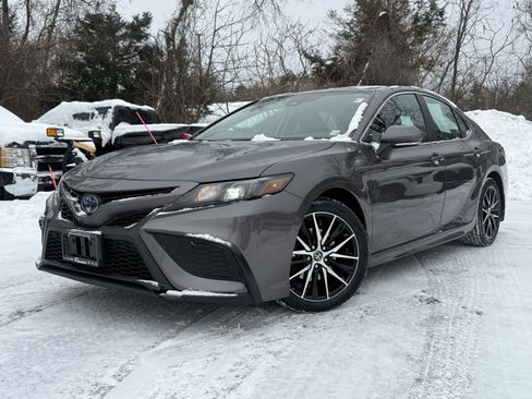 Used 2022 Toyota Camry SE image 1