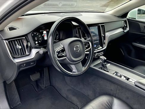 Used 2020 Volvo V60 T5 Momentum image 18