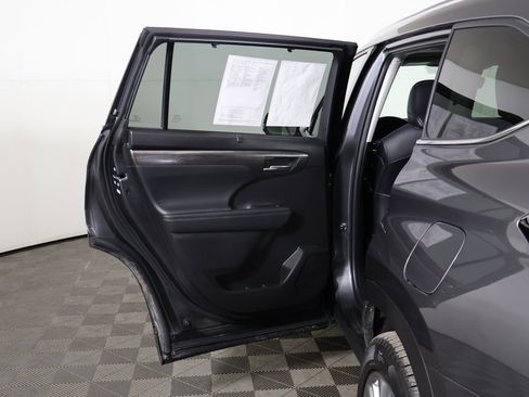 Used 2022 Toyota Highlander Limited image 26