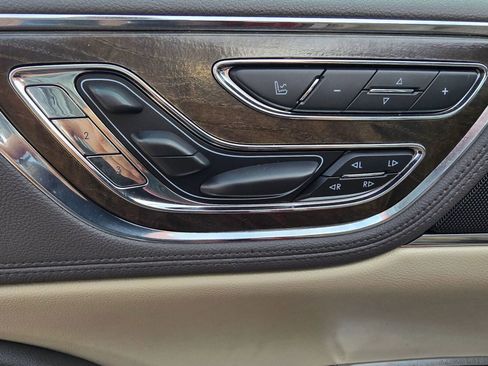 Used 2019 Lincoln Continental Select image 12