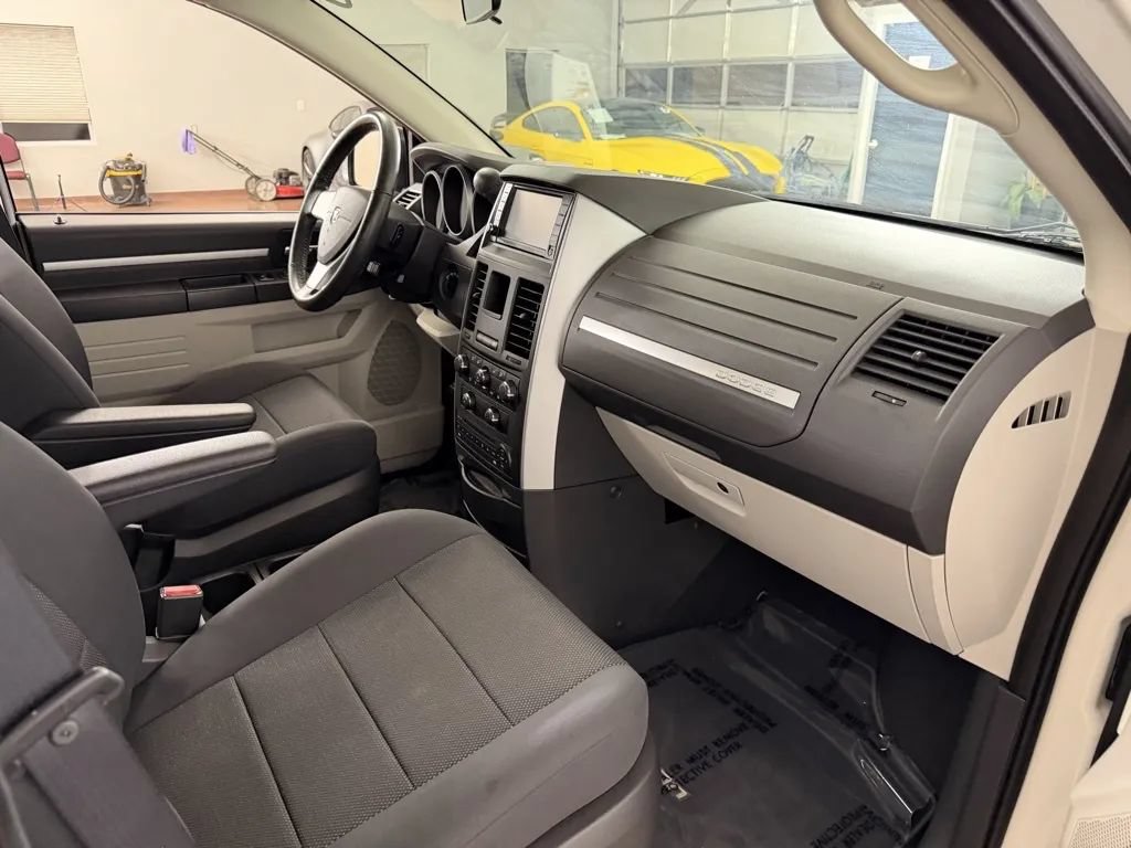 Used 2009 Dodge Grand Caravan SXT w/ Entertainment Group 2 FWD image 32