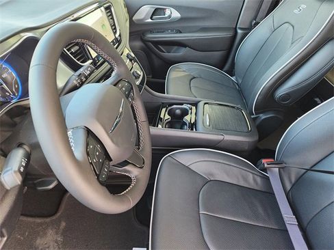 New 2026 Chrysler Pacifica Limited image 9