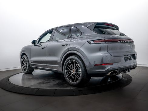 Certified 2025 Porsche Cayenne image 3