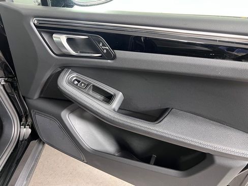 Certified 2025 Porsche Macan AWD/4WD image 14