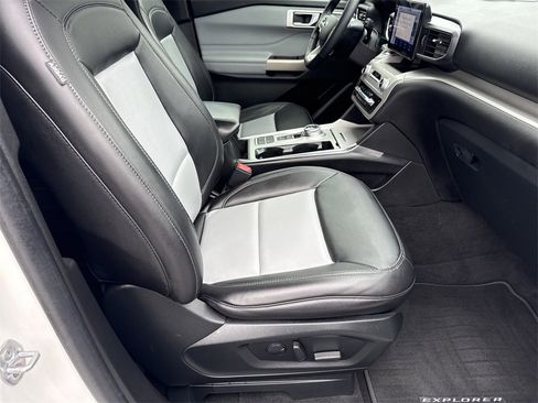 Used 2022 Ford Explorer XLT w/ Equipment Group 202A image 13