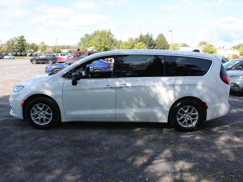 Used 2026 Chrysler Pacifica Select FWD image 5