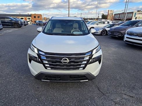 Used 2024 Nissan Rogue SL image 3