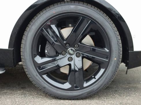 Used 2025 Land Rover Discovery Dynamic SE image 10