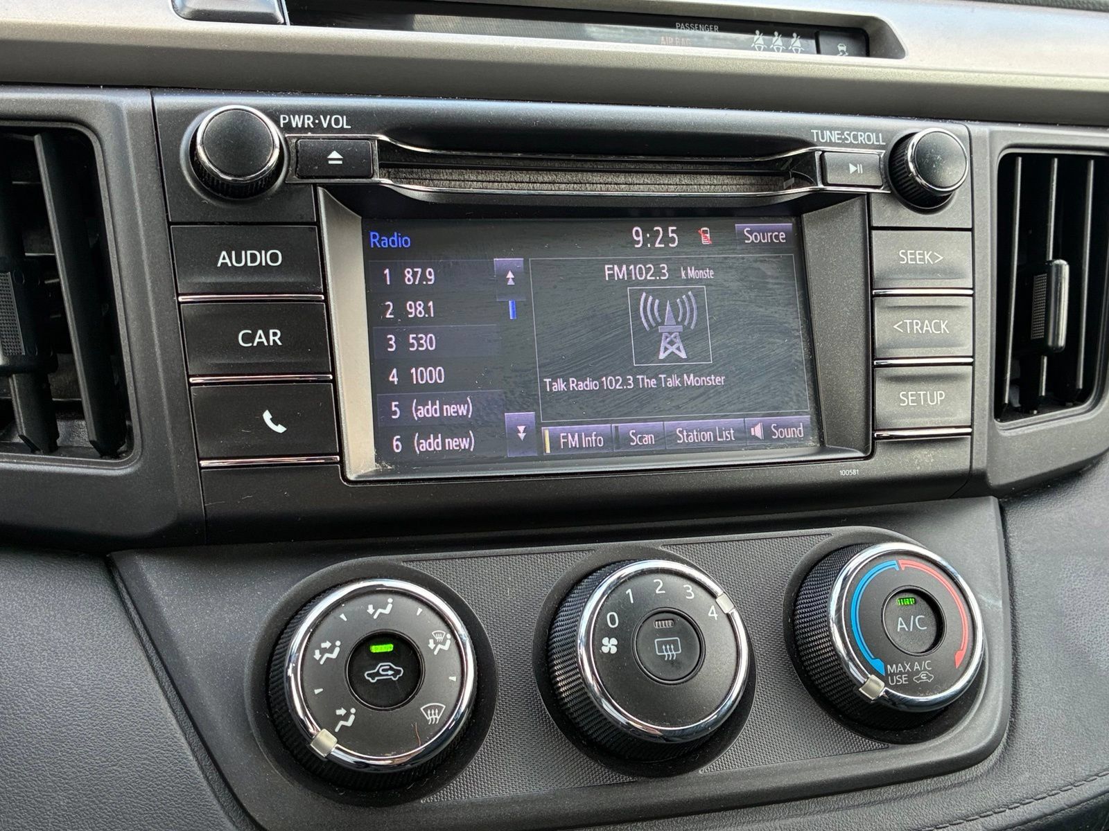 Used 2018 Toyota RAV4 LE FWD image 24