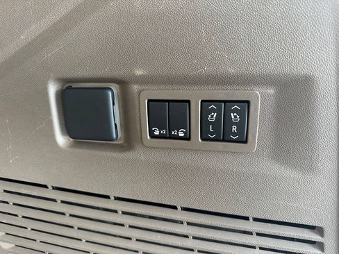 Used 2023 GMC Yukon Denali w/ Denali Reserve Package RWD image 34