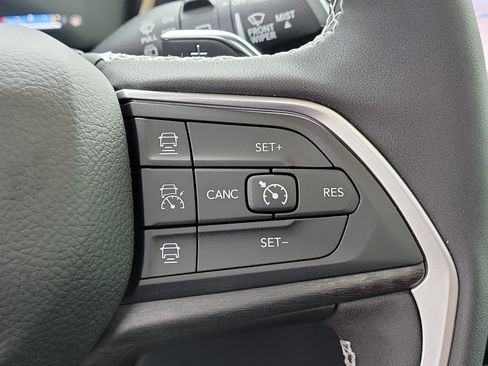 Used 2025 Jeep Grand Cherokee Limited RWD image 31