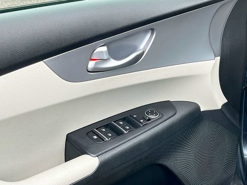 Used 2023 Kia Forte LXS w/ LXS Technology Package FWD image 17