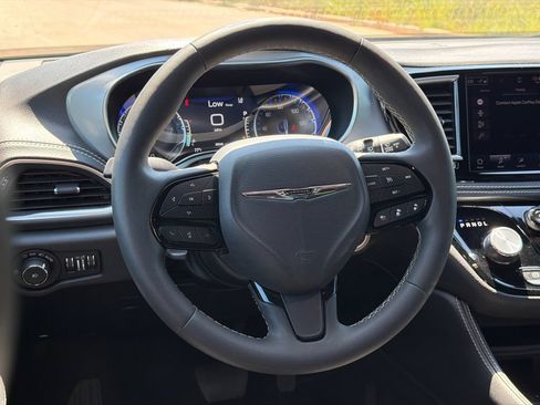Used 2025 Chrysler Pacifica Limited FWD image 21